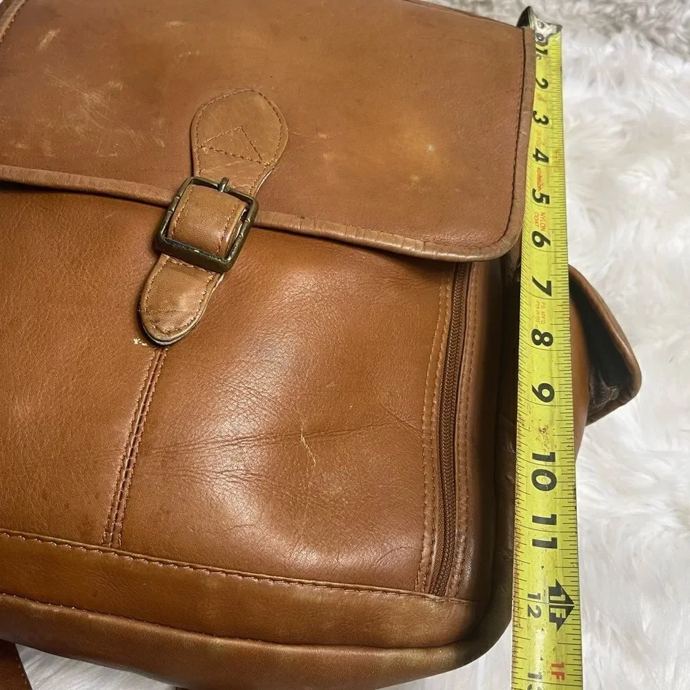 Unbranded tan leather large Backpack antique tone hardwares.